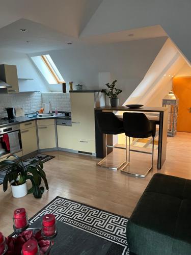 ein Wohnzimmer mit einem Tisch und einer Küche in der Unterkunft I. Ferienhaus Rathmannsdorfer in Bernburg
