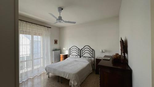 1 dormitorio con 1 cama, vestidor y ventana en N273 - Numana, trilocale con terrazzo e doppi servizi, en Sirolo