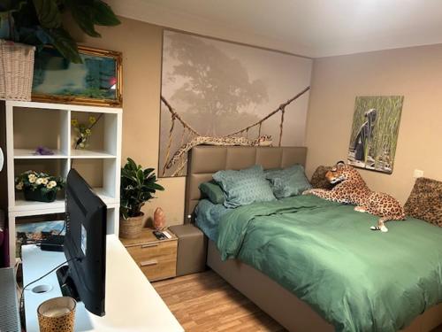 ein Schlafzimmer mit einem Bett mit einem ausgestopften Tier darauf in der Unterkunft Jungle Magic Room near Atomium , Heyzel Stadium in Strombeek-Bever