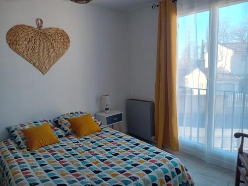 - une chambre avec un lit et une grande fenêtre dans l'établissement GITE EN PROVENCE, à Istres
