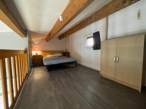 une chambre avec un lit et un parquet dans l'établissement 5018 Estivales 11G, au Cap d'Agde