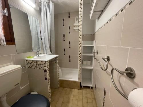 une salle de bain avec toilettes, lavabo et douche dans l'établissement 5018 Estivales 11G, au Cap d'Agde