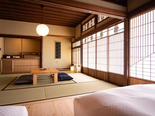 Кровать или кровати в номере HOTEL CULTIA DAZAIFU