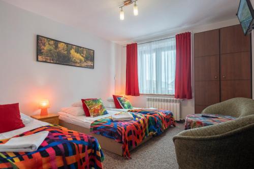 sala de estar con 2 camas y sofá en Willa Puchatek, en Szklarska Poręba