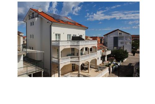 uma vista sobre um edifício branco com uma varanda em Apartment R A M L J A K "Andrija" em Vodice