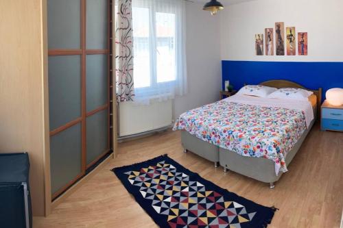 een slaapkamer met een bed en een blauwe muur bij A Peacefull Terrace at the heart of Ankara in Ankara