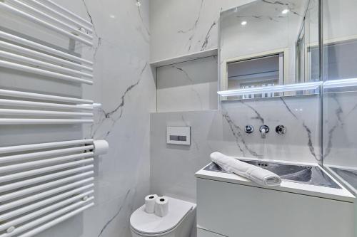 Kupatilo u objektu Apartment Bastille Le Marais by Studio prestige