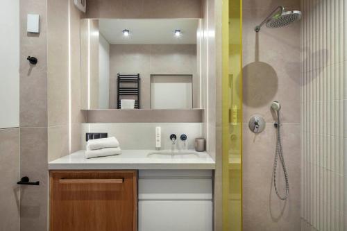 a bathroom with a sink and a shower at Apartamenty na Półwyspie Wydma&Las in Jastarnia