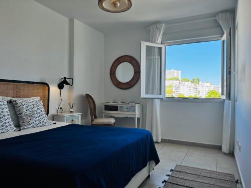 マルベーリャにあるCasa de Fridaのベッドルーム(青いベッド1台、窓付)