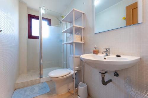 ein Badezimmer mit Waschbecken, Toilette und Dusche in der Unterkunft 212 La Cala azul in La Cala de Mijas