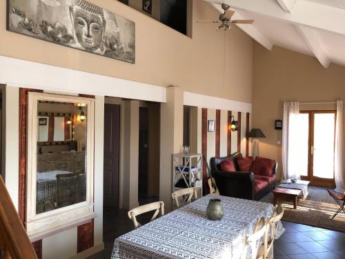 Photo de la galerie de l'établissement Villa rouge, à Saint-Montan