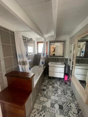 bagno con vasca e lavandino di Villa rouge a Saint-Montan