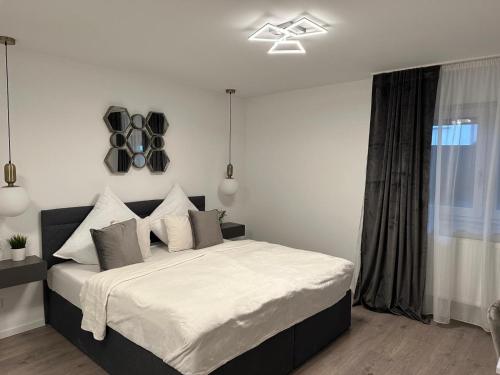 sypialnia z łóżkiem z białą pościelą i oknem w obiekcie The perfect room w mieście Karlsruhe