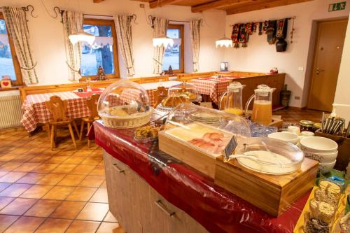 une cuisine avec un comptoir avec de la nourriture dessus dans l'établissement Agritur Iellici, à Castello-Molina di Fiemme