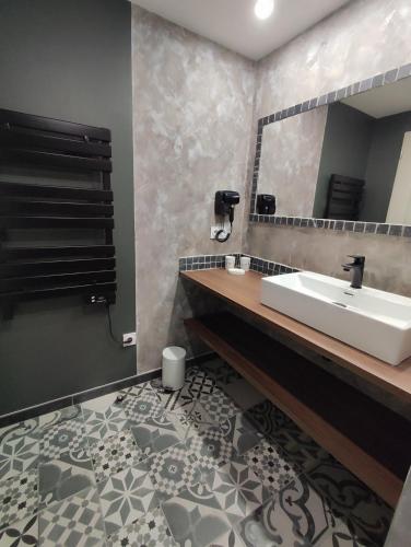 une salle de bain avec un lavabo et un miroir dans l'établissement COSY EDEN SKI - Luxueux appartement T4 skis aux pieds à Tignes 2100, à Tignes