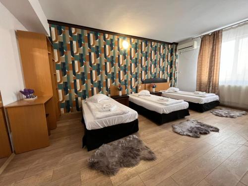 een kamer met 2 bedden in een kamer met bij Pensiunea Nys in Iaşi