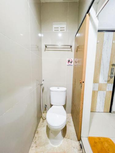 La salle de bains est pourvue d'une douche et de toilettes. dans l'établissement Beranda Istirahat Grogol, à Jakarta
