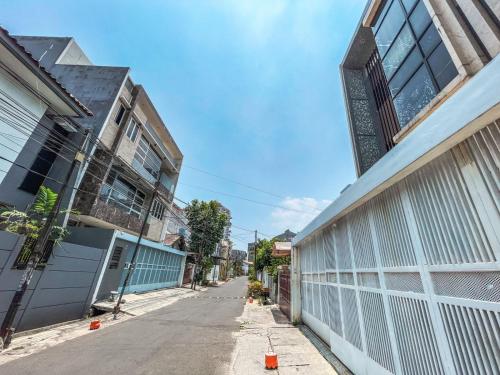 une rue vide dans une ruelle entre deux bâtiments dans l'établissement Beranda Istirahat Grogol, à Jakarta