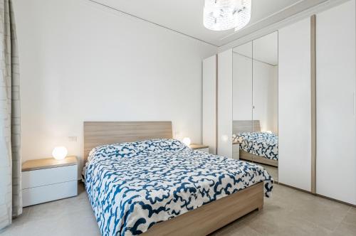 1 Schlafzimmer mit 2 Betten und einem Spiegel in der Unterkunft Catania Roomy & Modern Apartment - Balconies in Catania