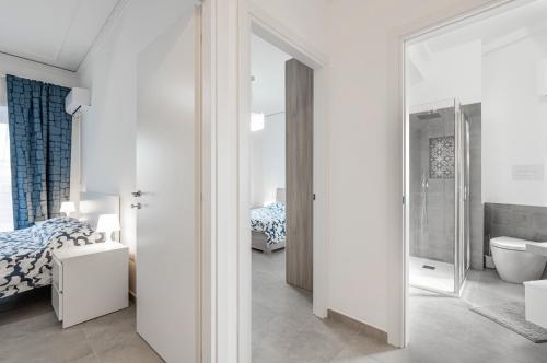 Dieses weiße Zimmer verfügt über ein Schlafzimmer und ein Badezimmer. in der Unterkunft Catania Roomy & Modern Apartment - Balconies in Catania