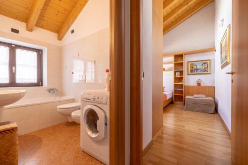 La salle de bains est pourvue d'un lave-linge et d'un sèche-linge. dans l'établissement Apartment By the Ferry - Menaggio, à Menaggio