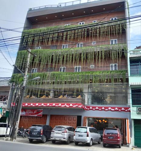 um edifício com plantas ao lado dele em TRAVELBIZ HOTEL em Medan
