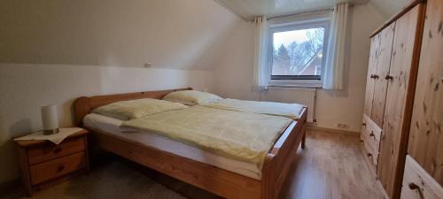 - une petite chambre avec un lit et une fenêtre dans l'établissement Kietzke, à Eckernförde
