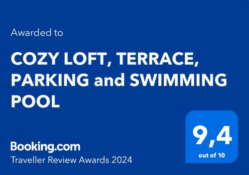 - un panneau bleu avec les mots « confortable parking à gauche » et « piscine » dans l'établissement "COZY LOFT", TERRACE, PARKING and SWIMMING POOL, à Malaga