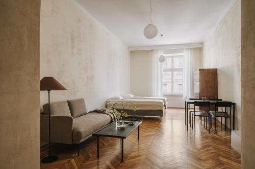 uma sala de estar com um sofá e uma mesa em HERE Apartments em Cracóvia