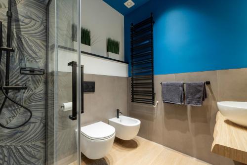a bathroom with a toilet and a sink at Appartamento incantevole 2 fronte mare in Villa Rosa