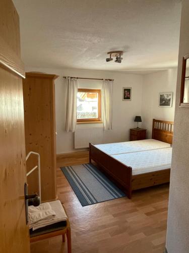 1 dormitorio con cama y ventana en Schneiderhof en Seefeld in Tirol