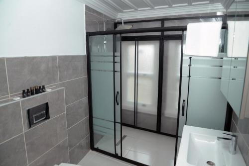 uma casa de banho com uma cabina de duche em vidro e um lavatório. em CK SULTANAHMET HOTEL em Istambul