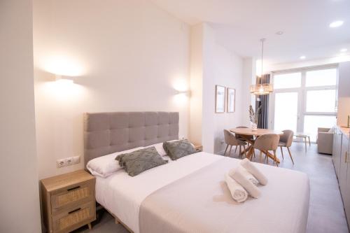 En eller flere senge i et værelse på Favara Flats by Concept