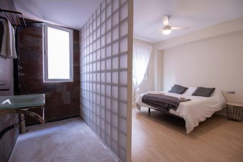 a bedroom with a bed and a window and a sink at Old Town Flat by Concept Flats in Valencia