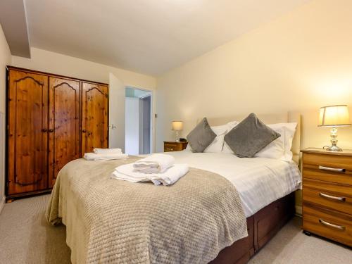 Llit o llits en una habitació de 2 Bed in Keswick 28377