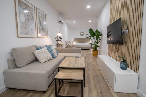 uma sala de estar com um sofá e uma mesa em Cid Flats by Concept em Valência