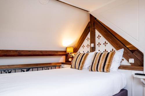 Schlafzimmer mit einem weißen Bett mit einem Kopfteil aus Holz in der Unterkunft Hotel Restaurant Café Parkzicht in Roermond