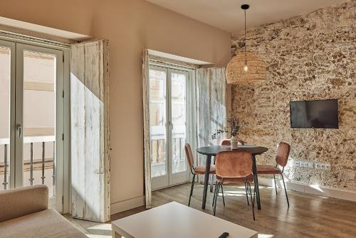 comedor con mesa y sillas en VG - Villa de Andas suites, en Cádiz