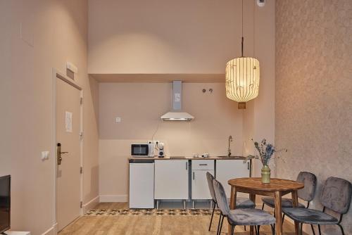 a kitchen and dining room with a table and chairs at VG - Villa de Andas suites in Cádiz