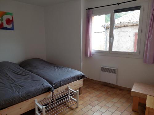 Le MasにあるEstéronの小さなベッドルーム(ベッド1台、窓付)