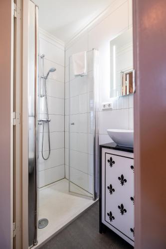 a bathroom with a sink and a shower at Hotel Restaurant Café Parkzicht in Roermond