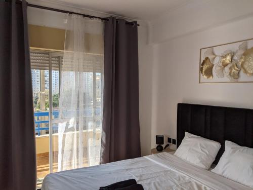 a bedroom with a bed and a window with a view at Rooms 10 mins walk from train station! in Agualva