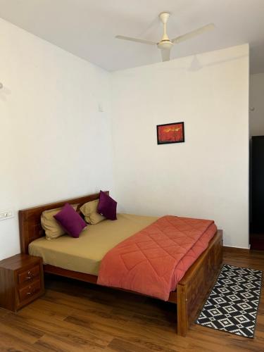 1 dormitorio con 1 cama y ventilador de techo en Silver Oak By Exuberance Stays (Independent Holiday Home) en Wayanad