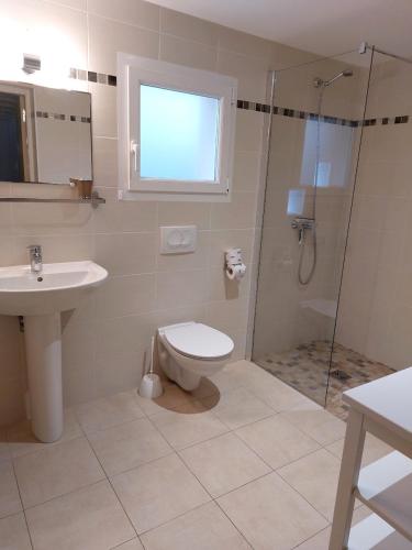 une salle de bain avec une douche, des toilettes et un lavabo dans l'établissement FKK-Feriendorf Village naturiste Club Corsicana, à Linguizzetta