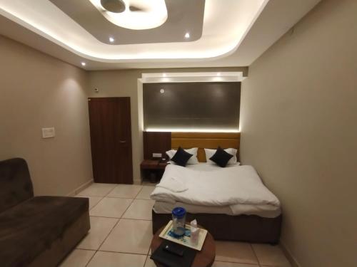 Ένα ή περισσότερα κρεβάτια σε δωμάτιο στο Hotel Gagan Plaza
