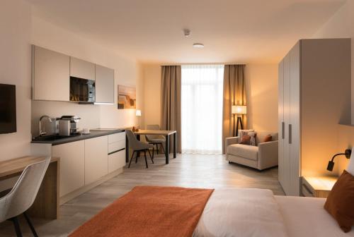 Suite mit einer Küche und einem Wohnzimmer in der Unterkunft Atrium Apart Hotel Brühl in Brühl