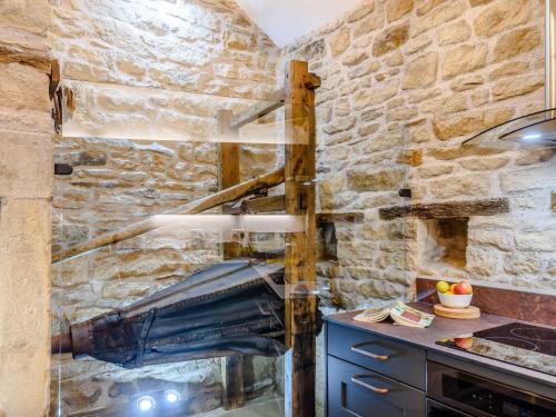 Il comprend une cuisine avec une cuisinière et un mur en pierre. dans l'établissement 2 Bed in Allendale 78158, à Catton