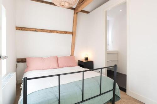 um quarto com uma cama com um corrimão preto em Cozy B&B Prinsengracht em Amesterdão