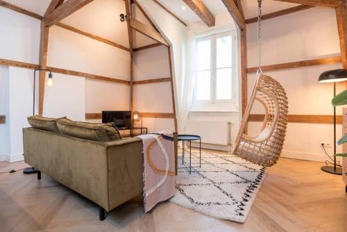 ein Wohnzimmer mit einem Sofa und einem Spiegel in der Unterkunft Cozy B&B Prinsengracht in Amsterdam