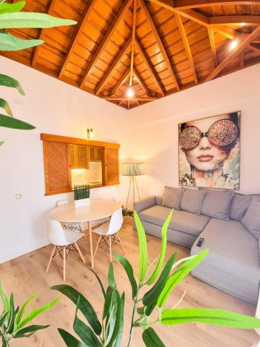ein Wohnzimmer mit einem Sofa und einem Tisch in der Unterkunft Apartamento Sweet Aroma in Breña Baja